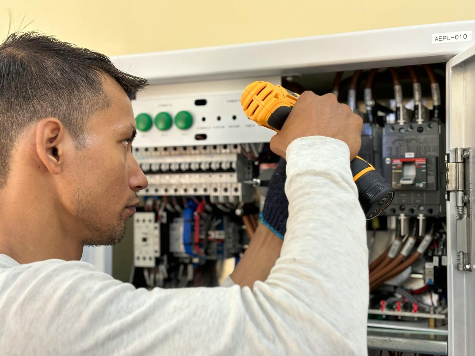 Manutenção de painel elétrico industrial