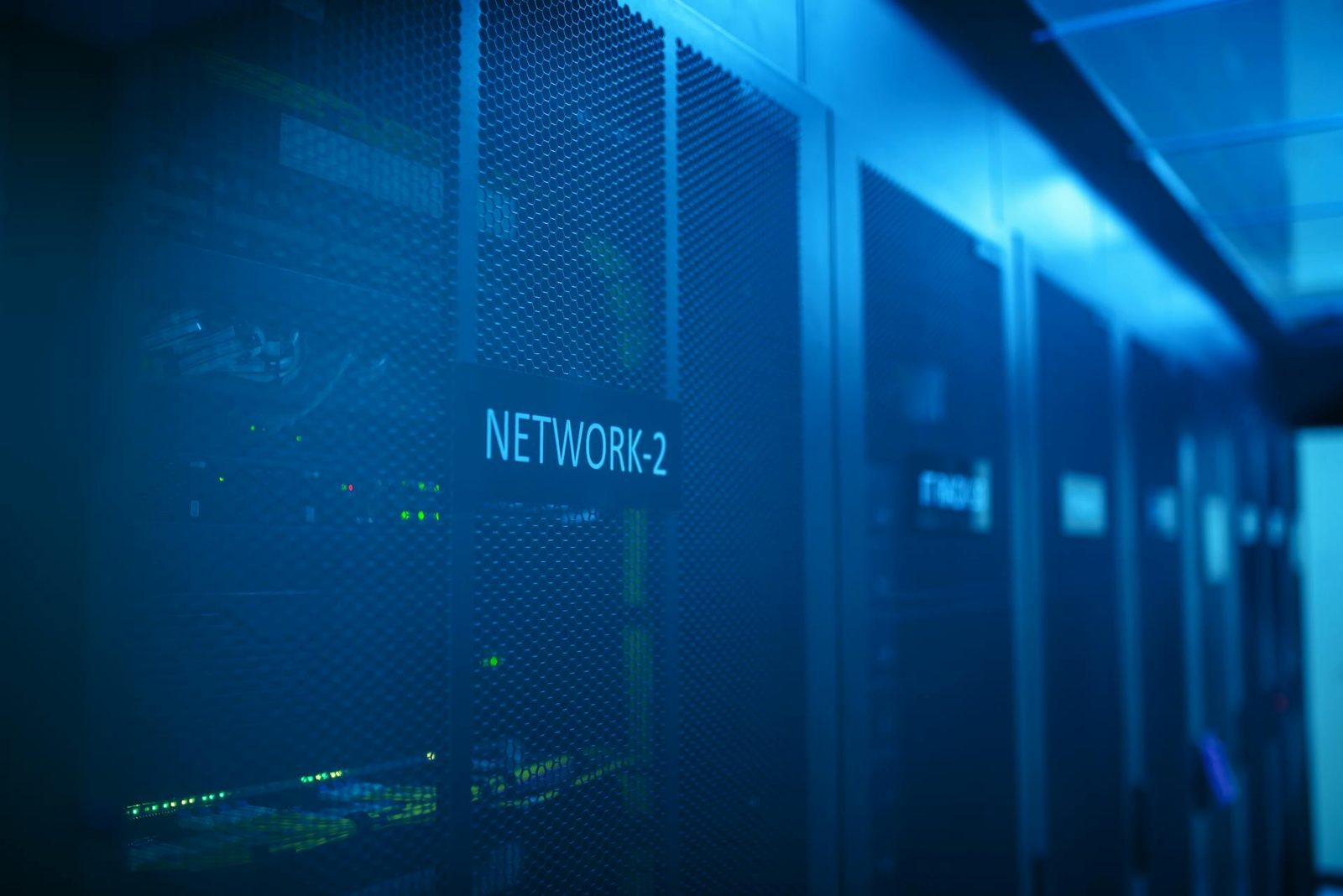 Data center moderno com iluminação azul
