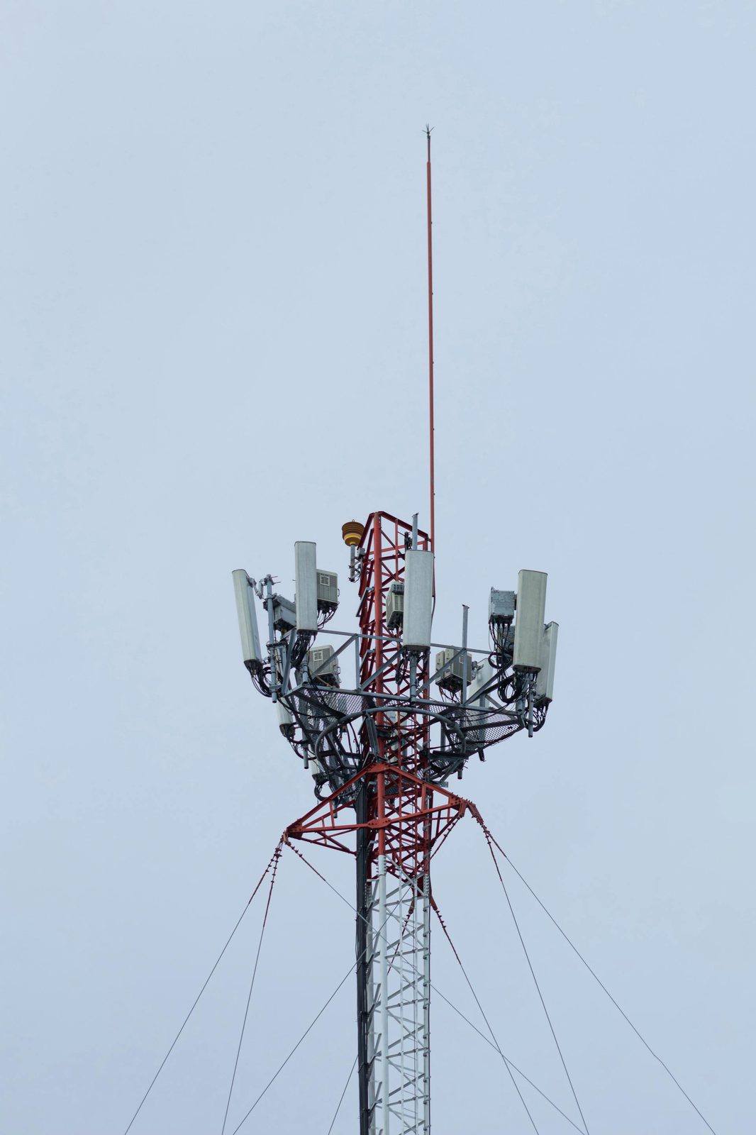 Torre de telecomunicações com antenas